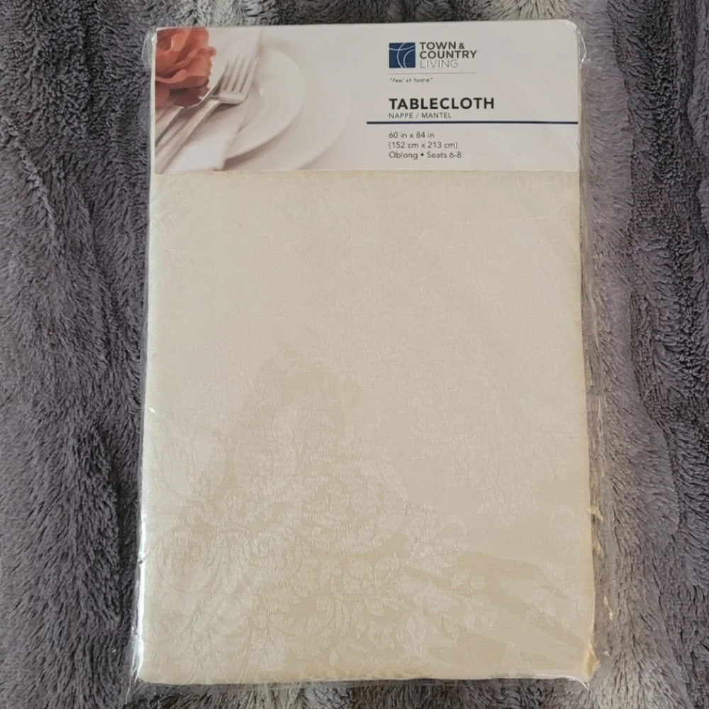 Town and Country Living Tablecloth NWT 60